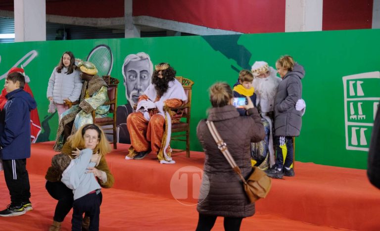 Los niños de Tomelloso entregan sus cartas a los Reyes Magos en el pabellón cubierto por la lluvia