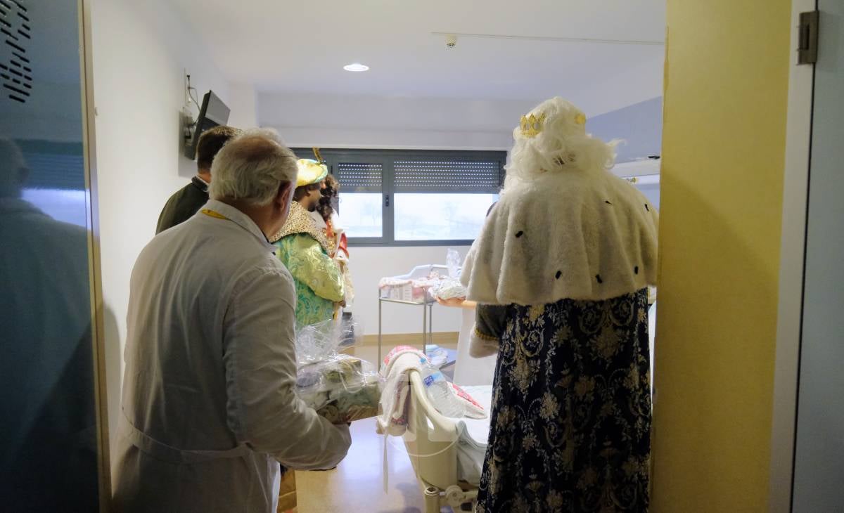 Los Reyes Magos ya están en Tomelloso y visitan a los niños ingresados en el hospital