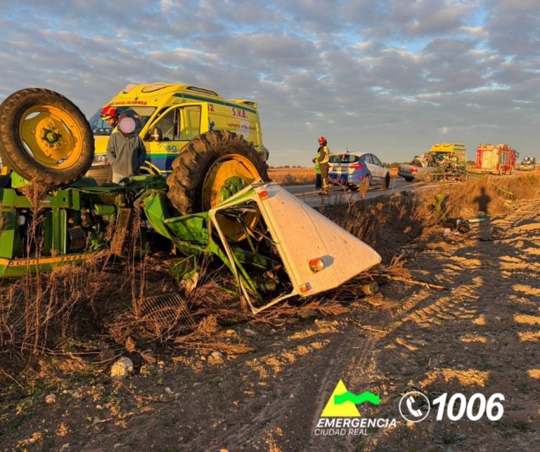 Bomberos de Tomelloso intervienen tras el choque entre un tractor y un turismo en Socuéllamos