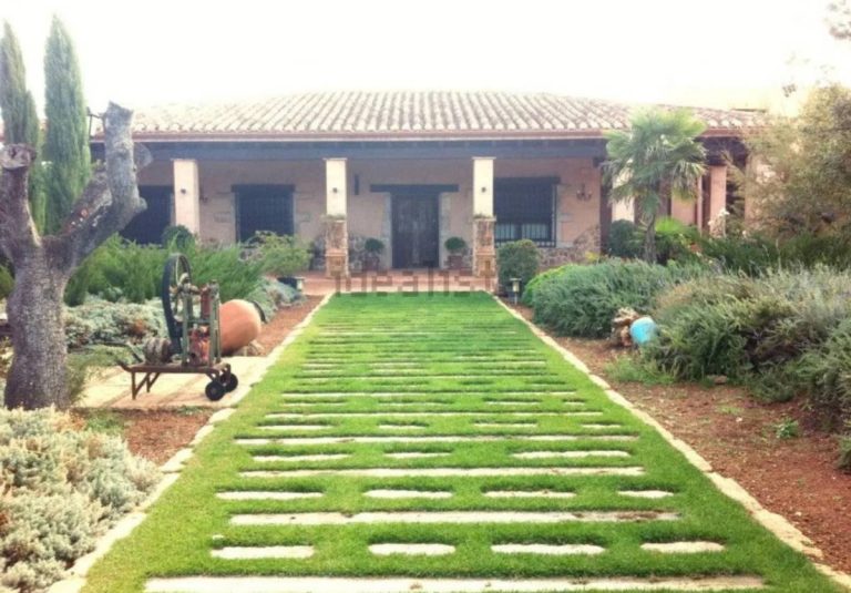 A la venta un chalet de lujo en Tomelloso por 2 millones de euros: piscina, chimenea y una parcela de 17.000 m2