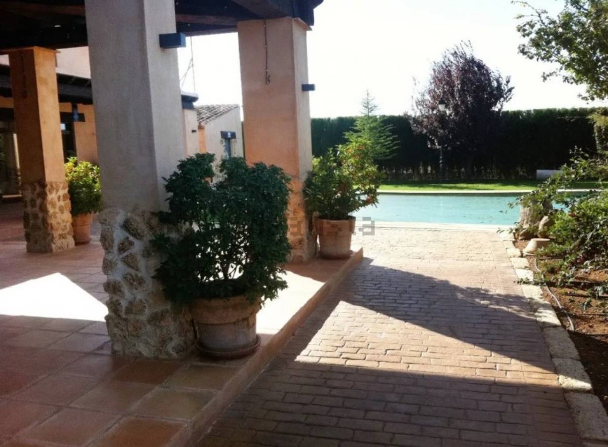 A la venta un chalet de lujo en Tomelloso por 2 millones de euros: piscina, chimenea y una parcela de 17.000 m2