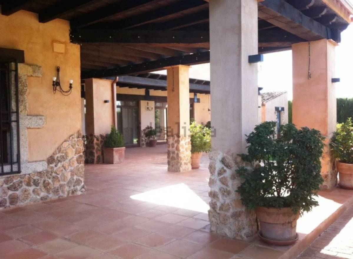 A la venta un chalet de lujo en Tomelloso por 2 millones de euros: piscina, chimenea y una parcela de 17.000 m2