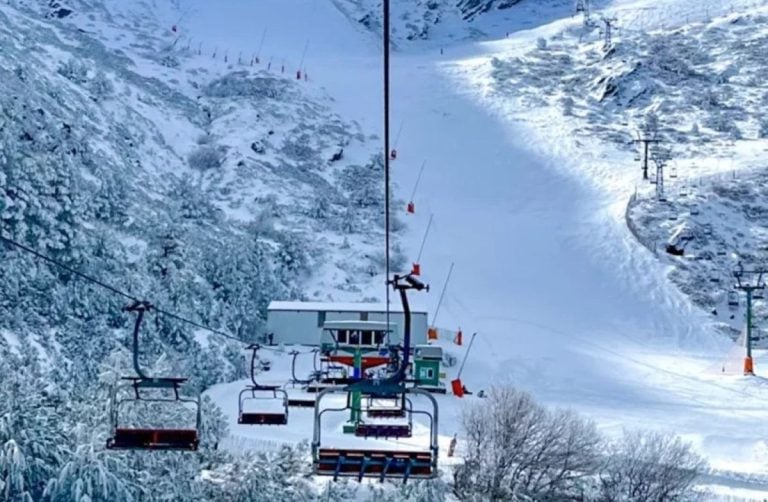 Esquiar cerca de Castilla-La Mancha y con el Pico del Lobo de fondo: La Pinilla