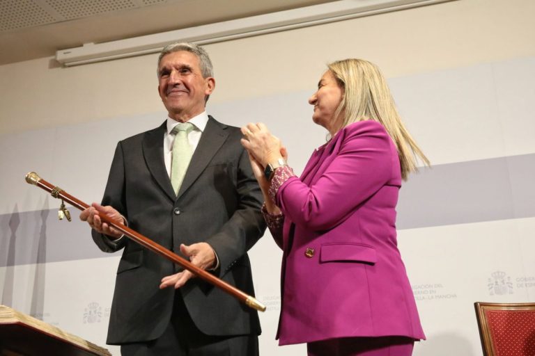 Sabrido toma posesión como delegado del Gobierno desde la «moderación» para contribuir al futuro de C-LM