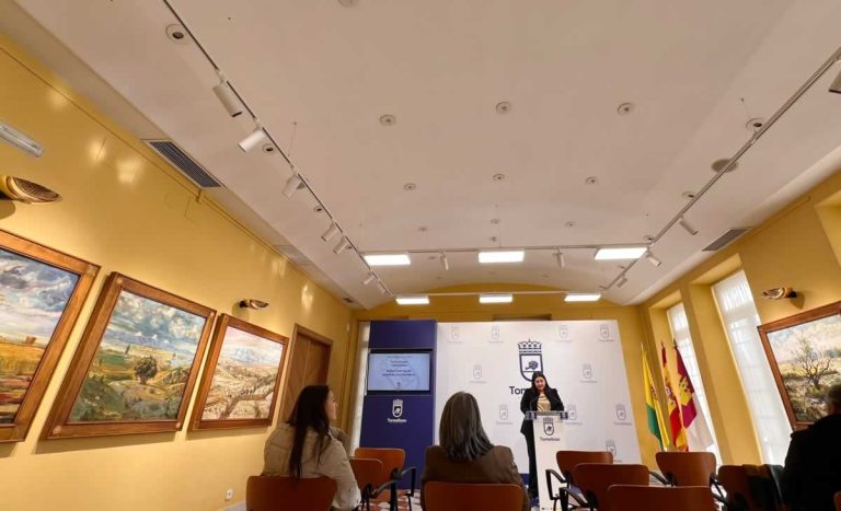 La sala Francisco Carretero estrena nueva iluminación para realzar la obra del pintor tomellosero