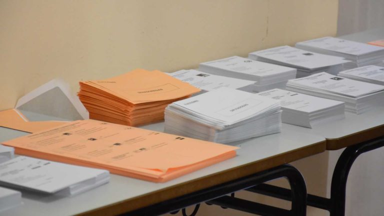 Los extranjeros en España solo pueden votar en municipales si hay convenio con su país y tras cinco años de residencia legal