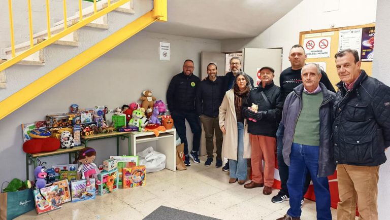 El baloncesto tomellosero entrega a Cáritas juguetes recogidos en su Torneo Solidario