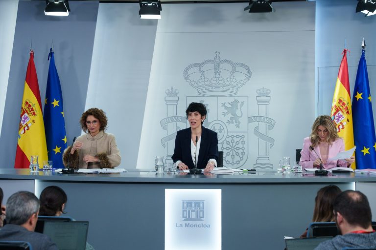 El Gobierno aprueba la subida del SMI hasta los 1.221 euros mensuales en 2026