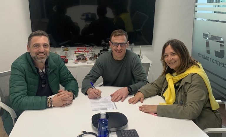 El Club Natación Tomelloso renueva su convenio con Centro Tractor