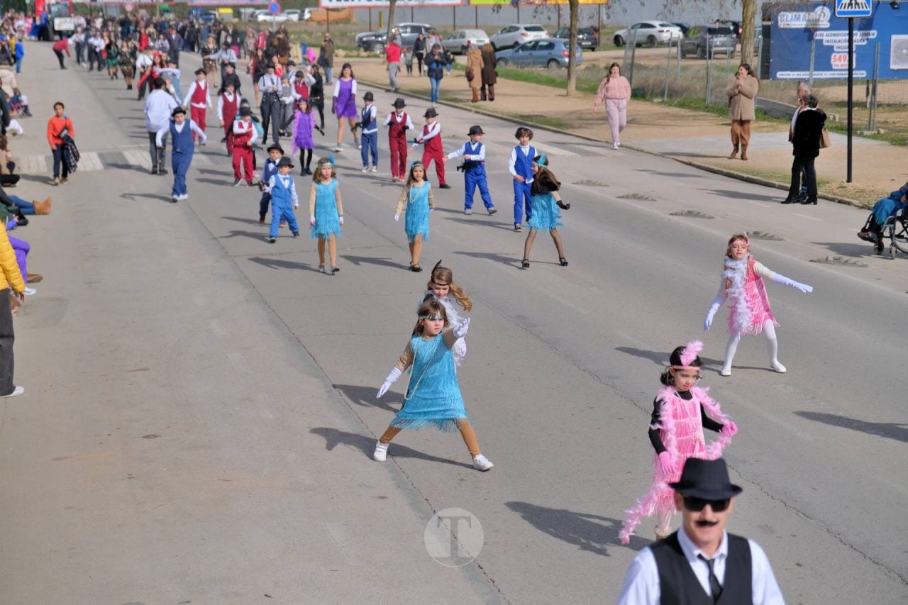 El Desfile Escolar llena de alegría y color las calles de Tomelloso