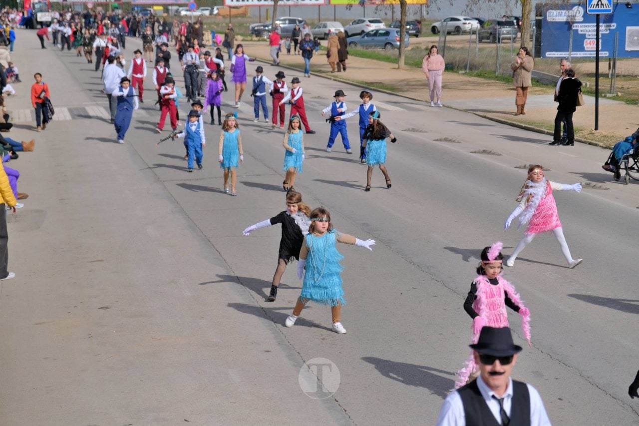 El Desfile Escolar llena de alegría y color las calles de Tomelloso