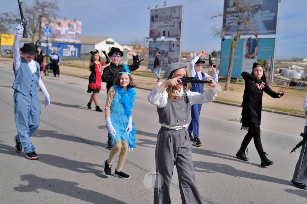 El Desfile Escolar llena de alegría y color las calles de Tomelloso