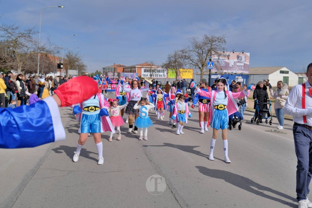 El Desfile Escolar llena de alegría y color las calles de Tomelloso