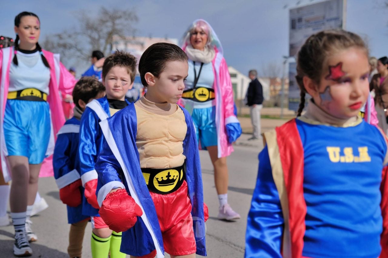 El Desfile Escolar llena de alegría y color las calles de Tomelloso