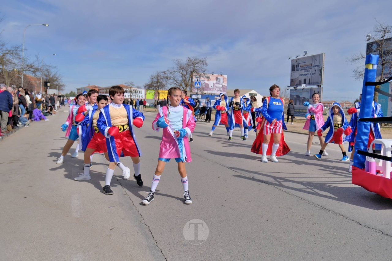 El Desfile Escolar llena de alegría y color las calles de Tomelloso