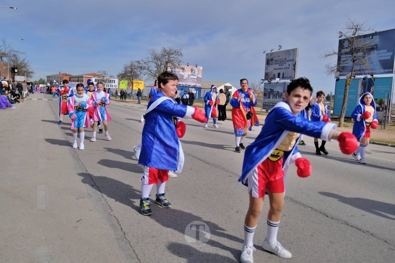 El Desfile Escolar llena de alegría y color las calles de Tomelloso