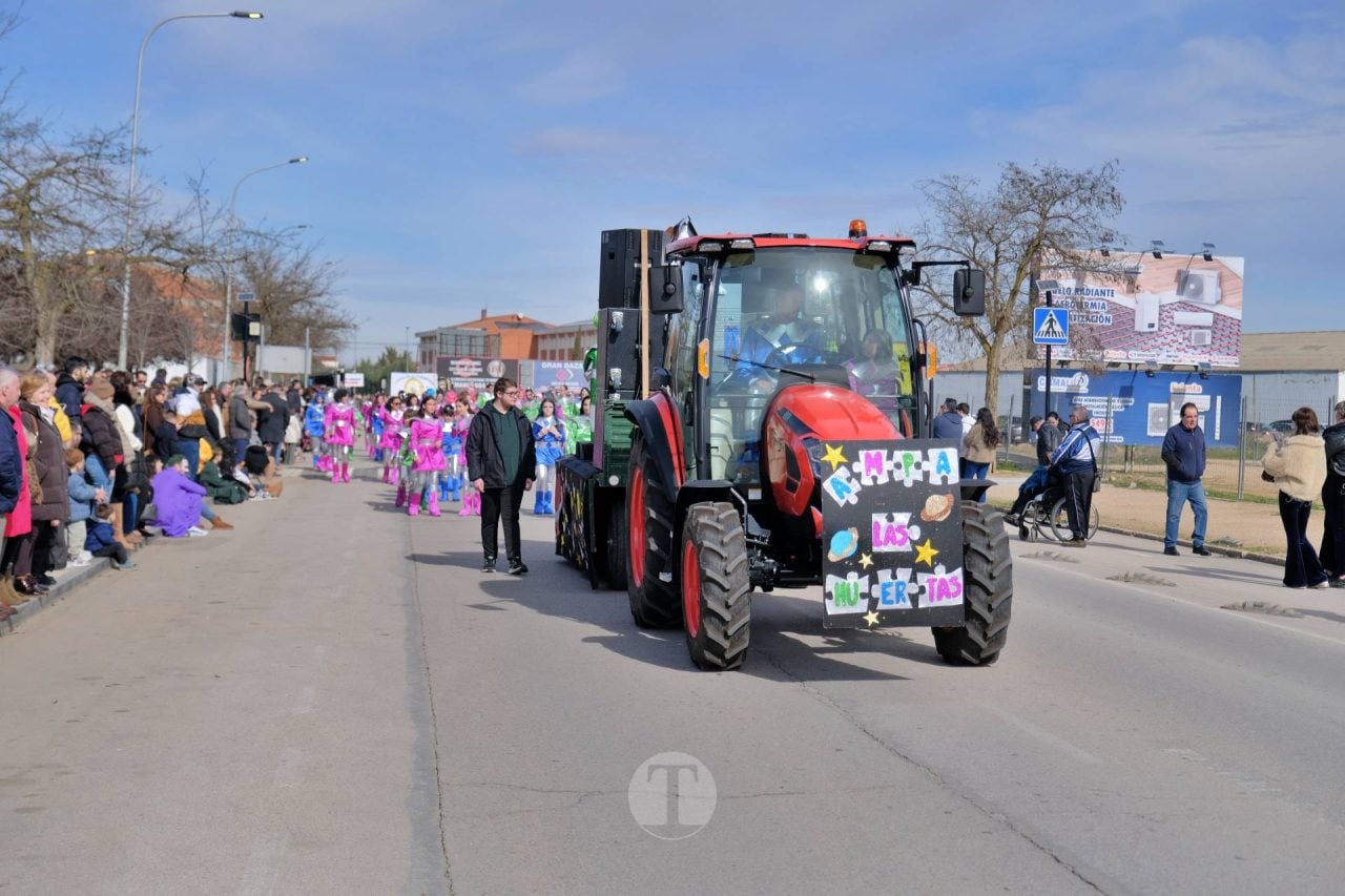 El Desfile Escolar llena de alegría y color las calles de Tomelloso