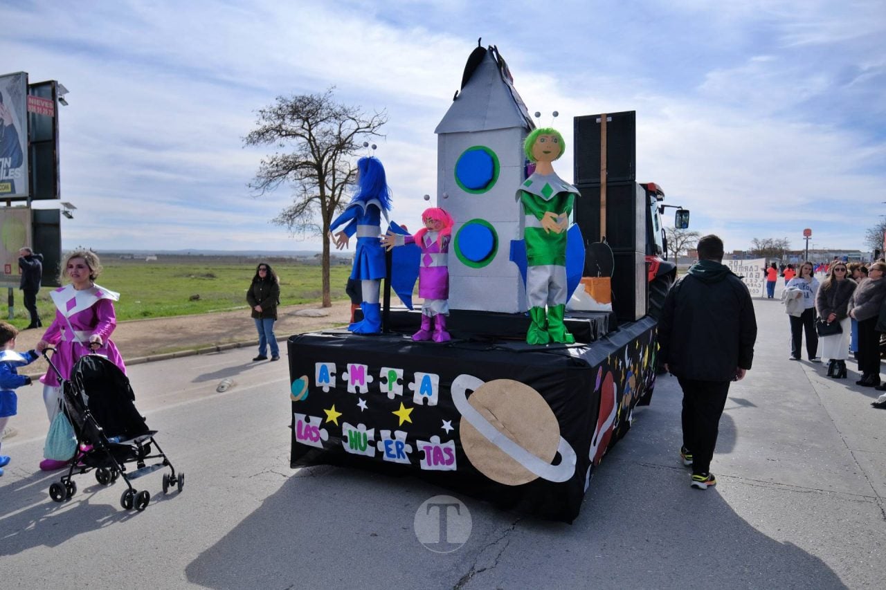 El Desfile Escolar llena de alegría y color las calles de Tomelloso