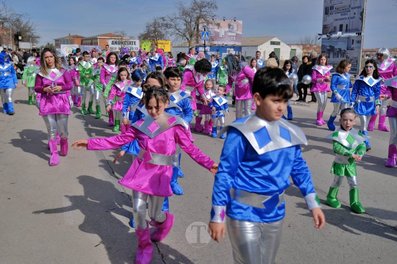 El Desfile Escolar llena de alegría y color las calles de Tomelloso