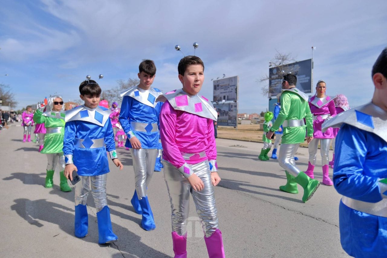 El Desfile Escolar llena de alegría y color las calles de Tomelloso