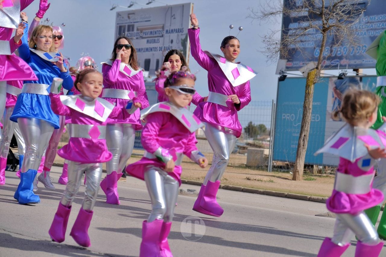 El Desfile Escolar llena de alegría y color las calles de Tomelloso