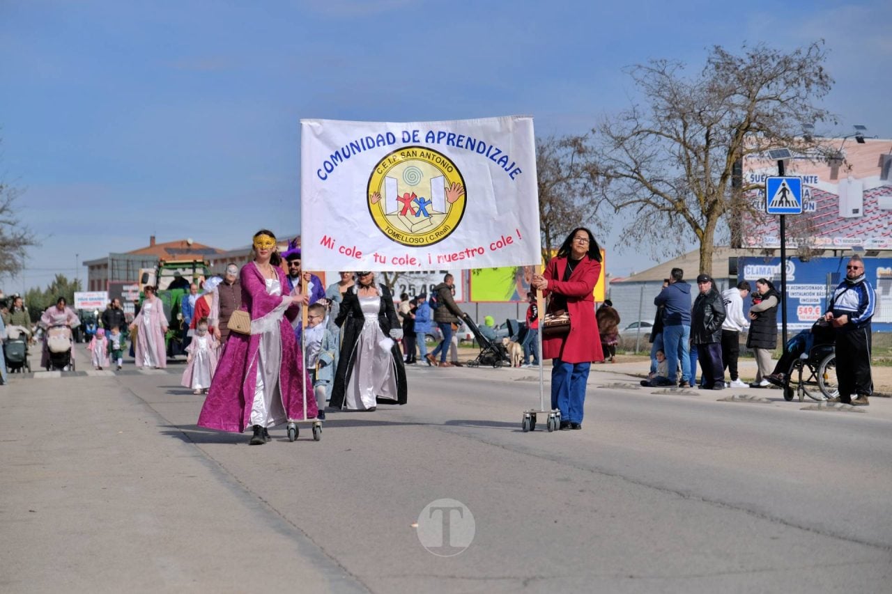 El Desfile Escolar llena de alegría y color las calles de Tomelloso