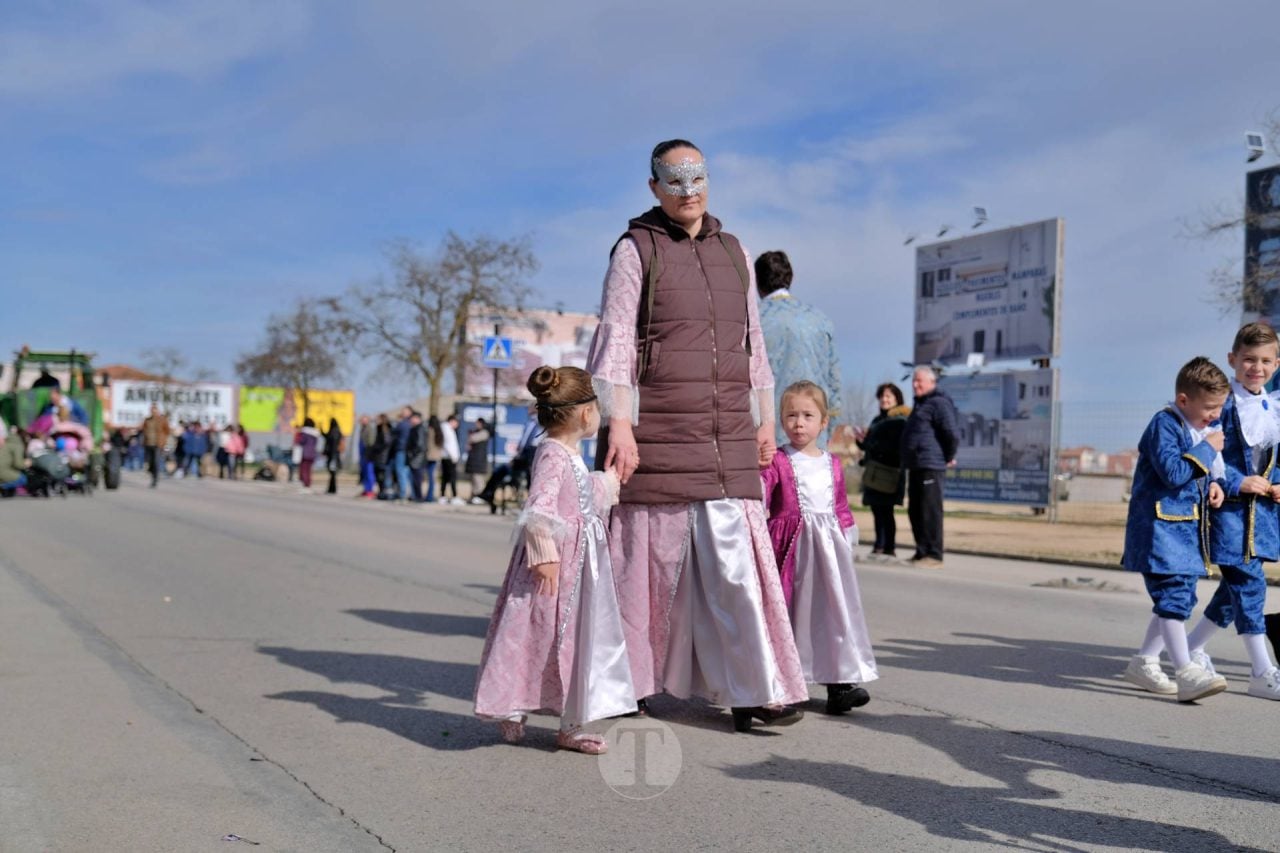El Desfile Escolar llena de alegría y color las calles de Tomelloso