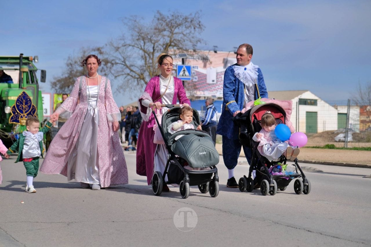 El Desfile Escolar llena de alegría y color las calles de Tomelloso