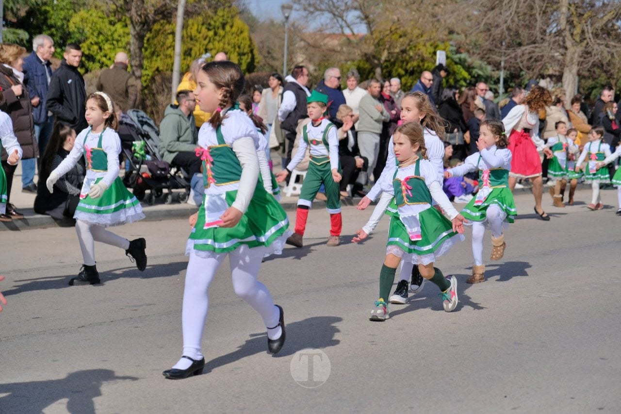 El Desfile Escolar llena de alegría y color las calles de Tomelloso