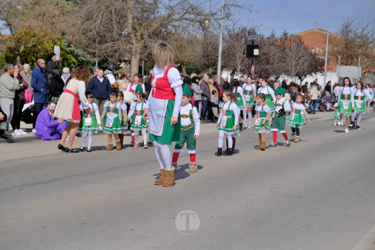 El Desfile Escolar llena de alegría y color las calles de Tomelloso