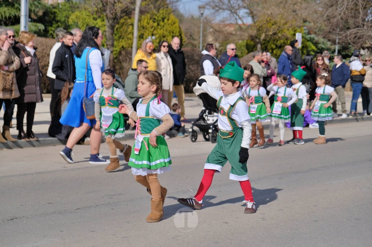 El Desfile Escolar llena de alegría y color las calles de Tomelloso