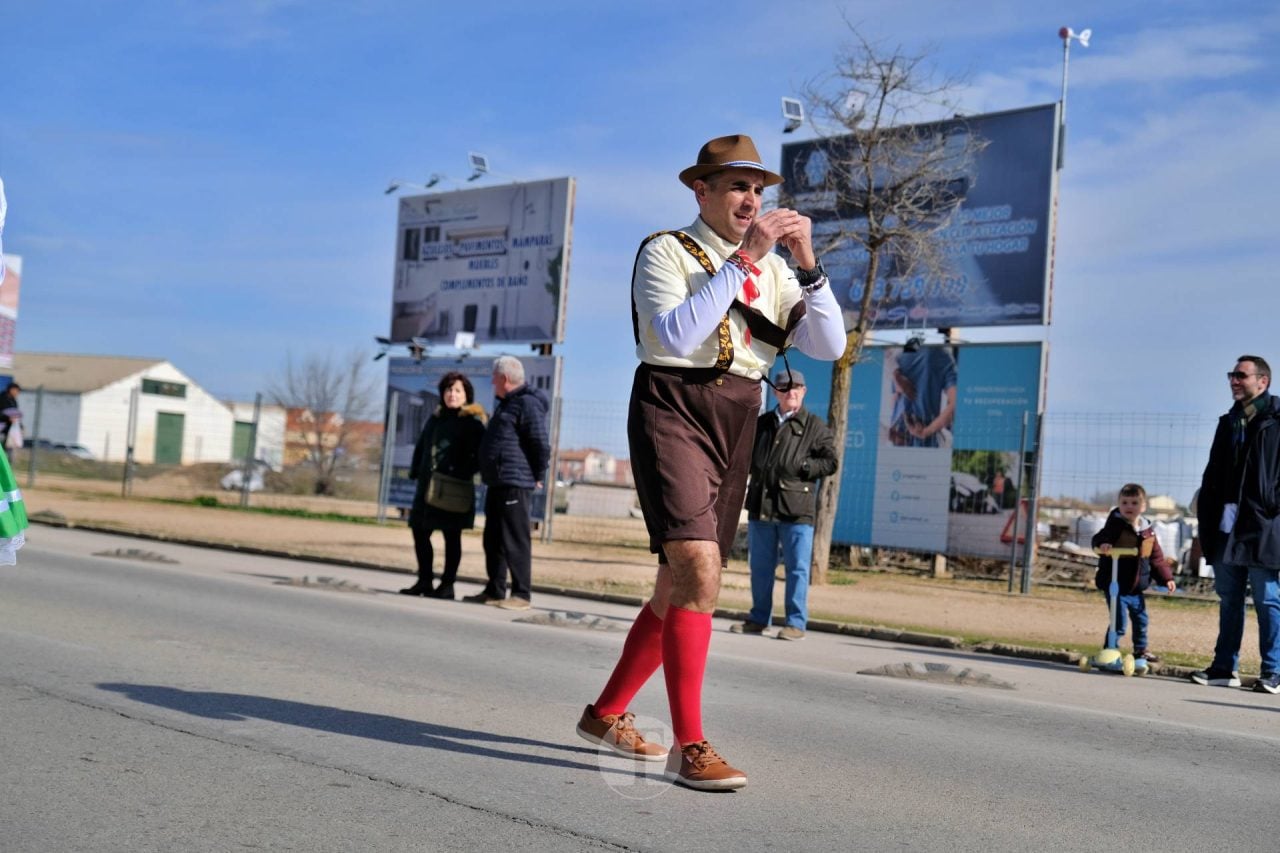 El Desfile Escolar llena de alegría y color las calles de Tomelloso