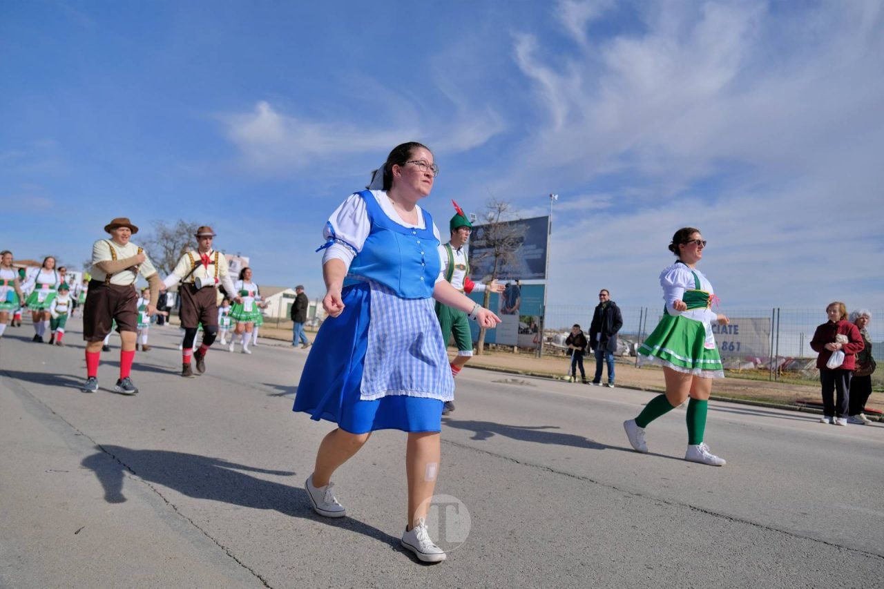 El Desfile Escolar llena de alegría y color las calles de Tomelloso