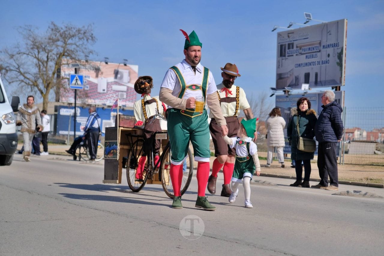 El Desfile Escolar llena de alegría y color las calles de Tomelloso