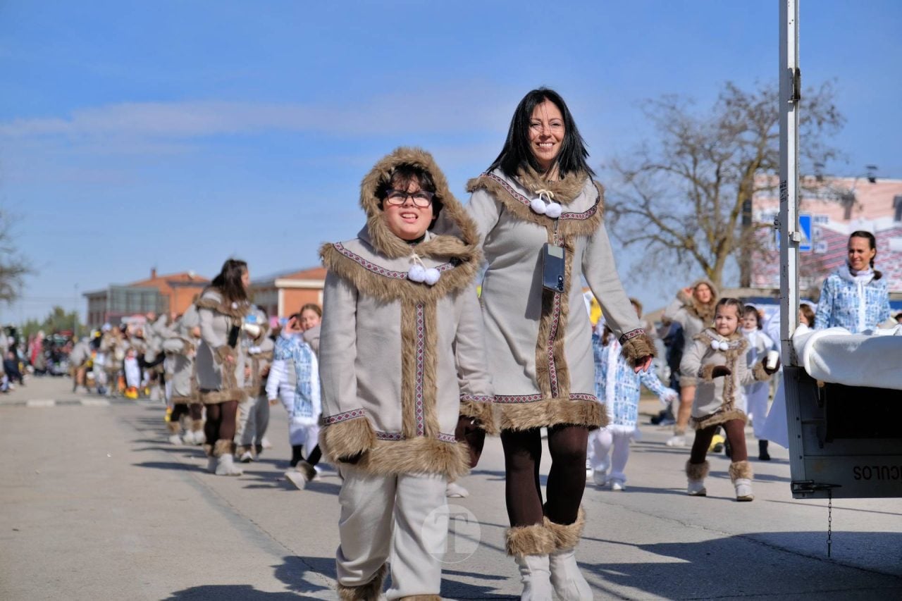 El Desfile Escolar llena de alegría y color las calles de Tomelloso