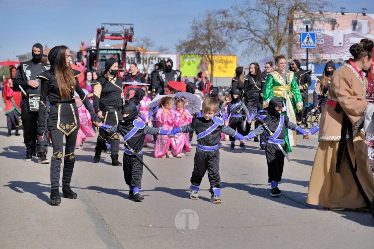 El Desfile Escolar llena de alegría y color las calles de Tomelloso