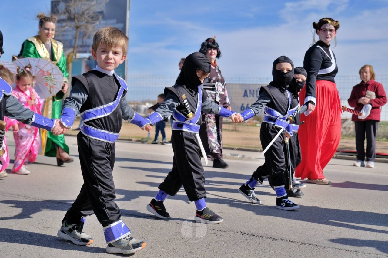 El Desfile Escolar llena de alegría y color las calles de Tomelloso