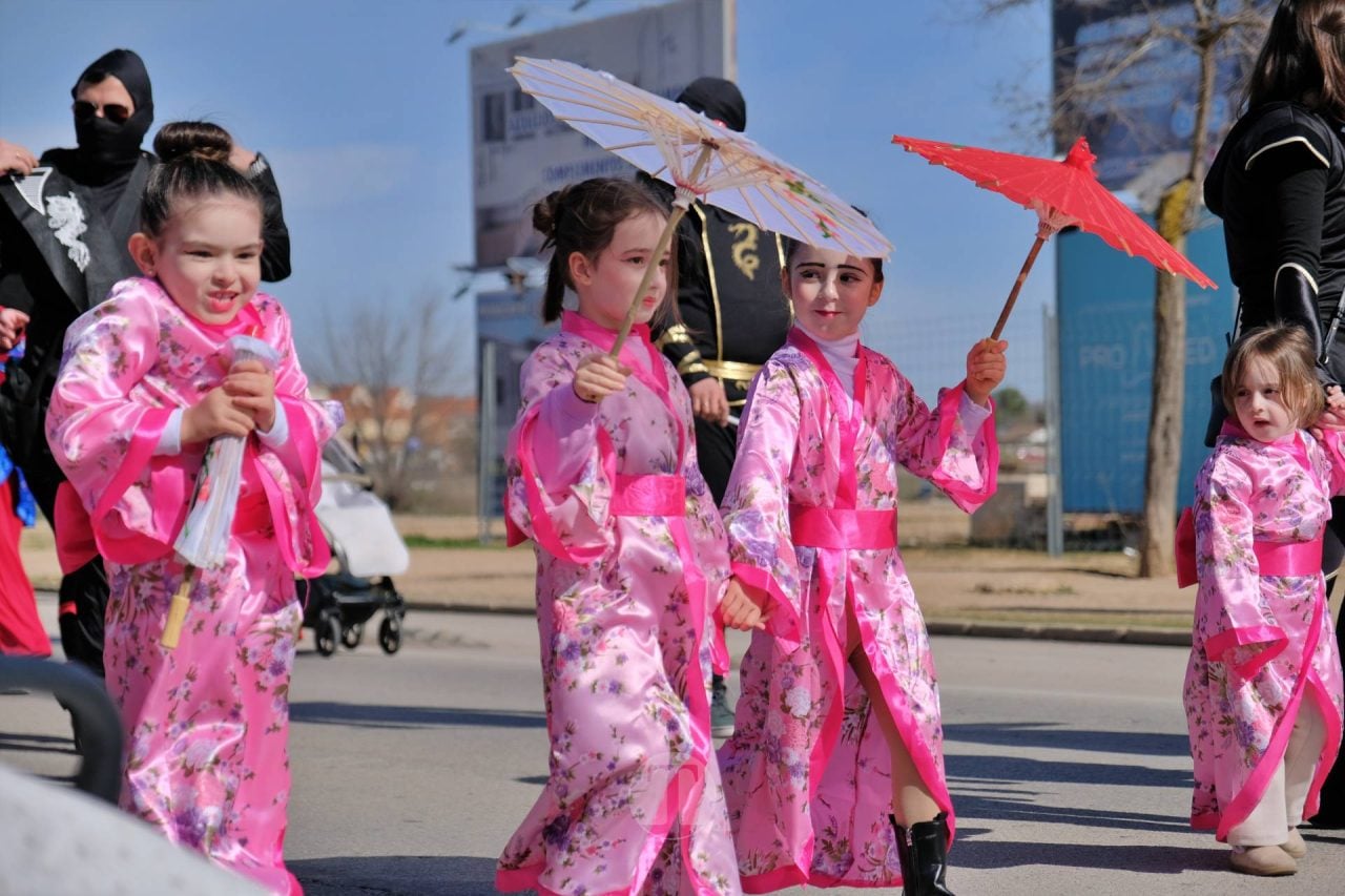 El Desfile Escolar llena de alegría y color las calles de Tomelloso