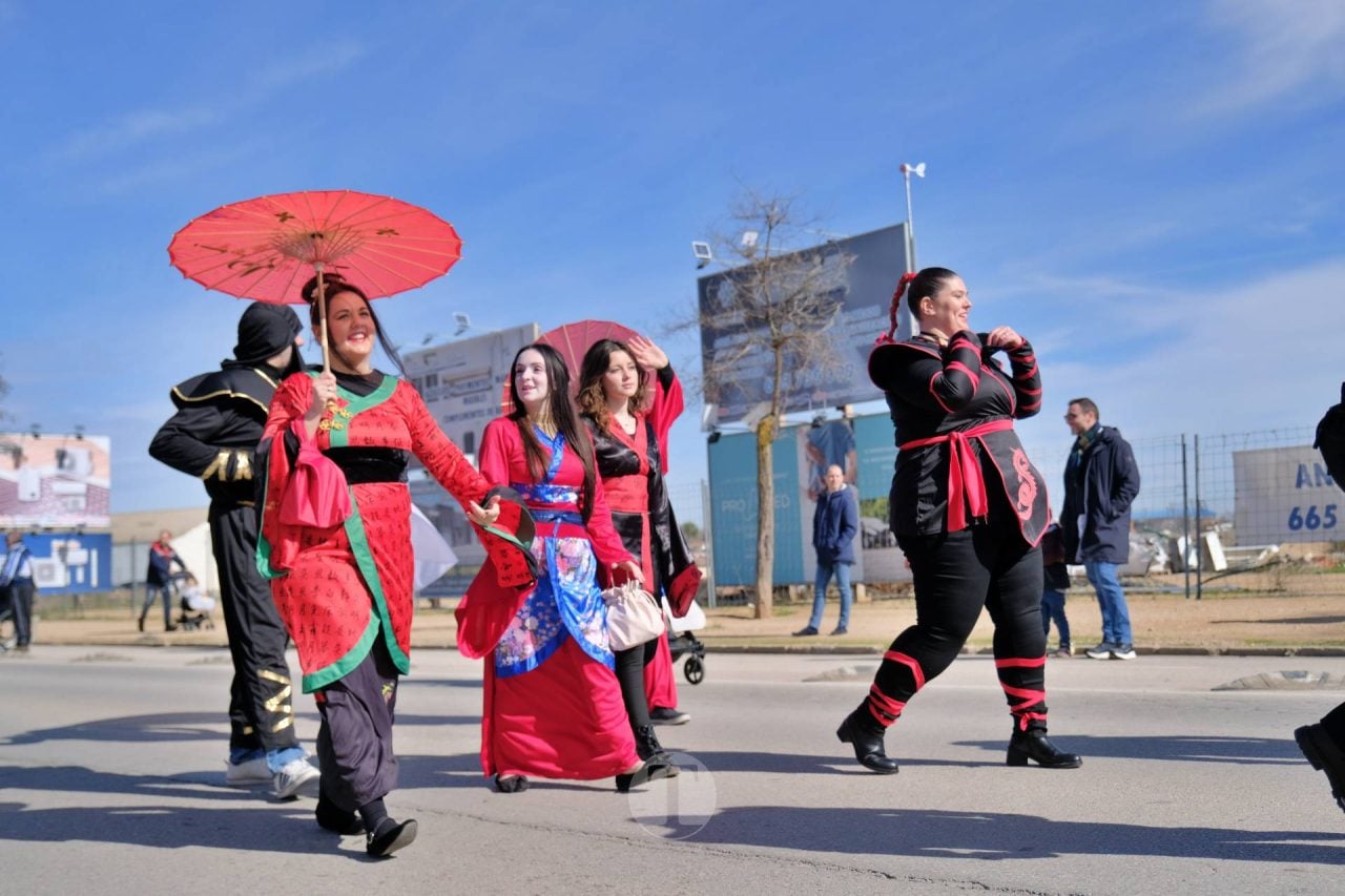 El Desfile Escolar llena de alegría y color las calles de Tomelloso