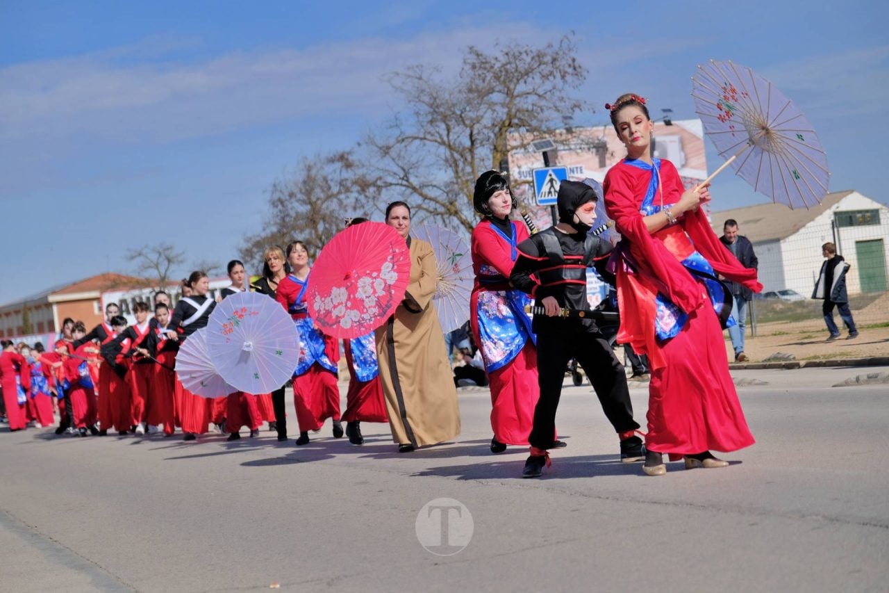 El Desfile Escolar llena de alegría y color las calles de Tomelloso