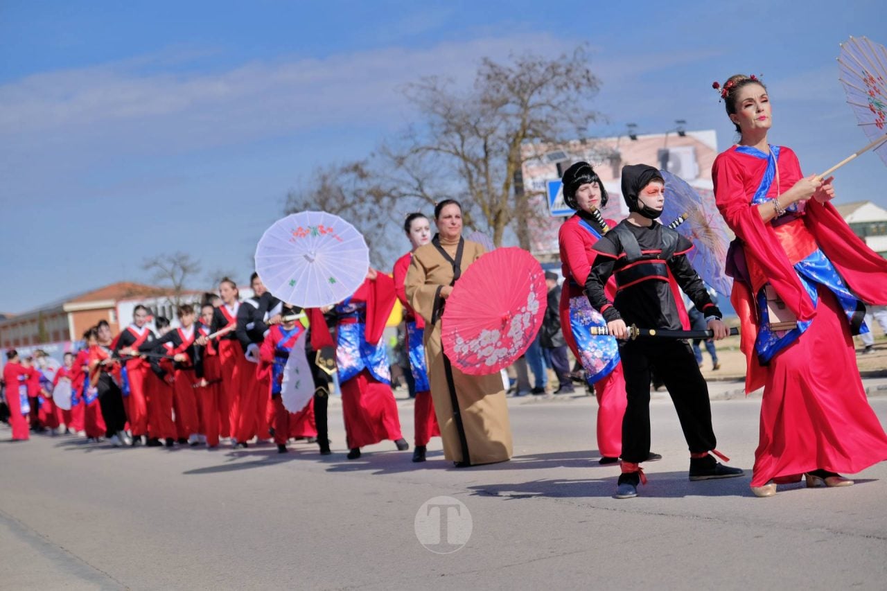 El Desfile Escolar llena de alegría y color las calles de Tomelloso