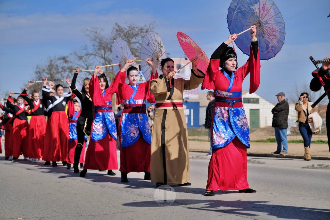 El Desfile Escolar llena de alegría y color las calles de Tomelloso