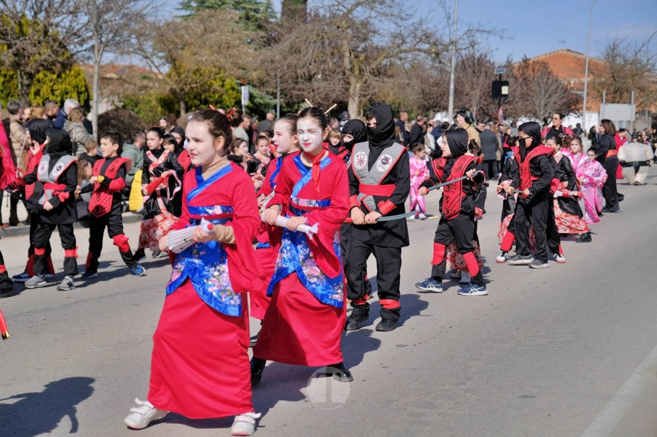 El Desfile Escolar llena de alegría y color las calles de Tomelloso