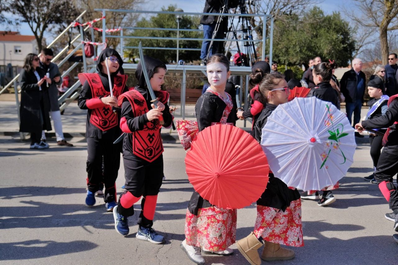 El Desfile Escolar llena de alegría y color las calles de Tomelloso