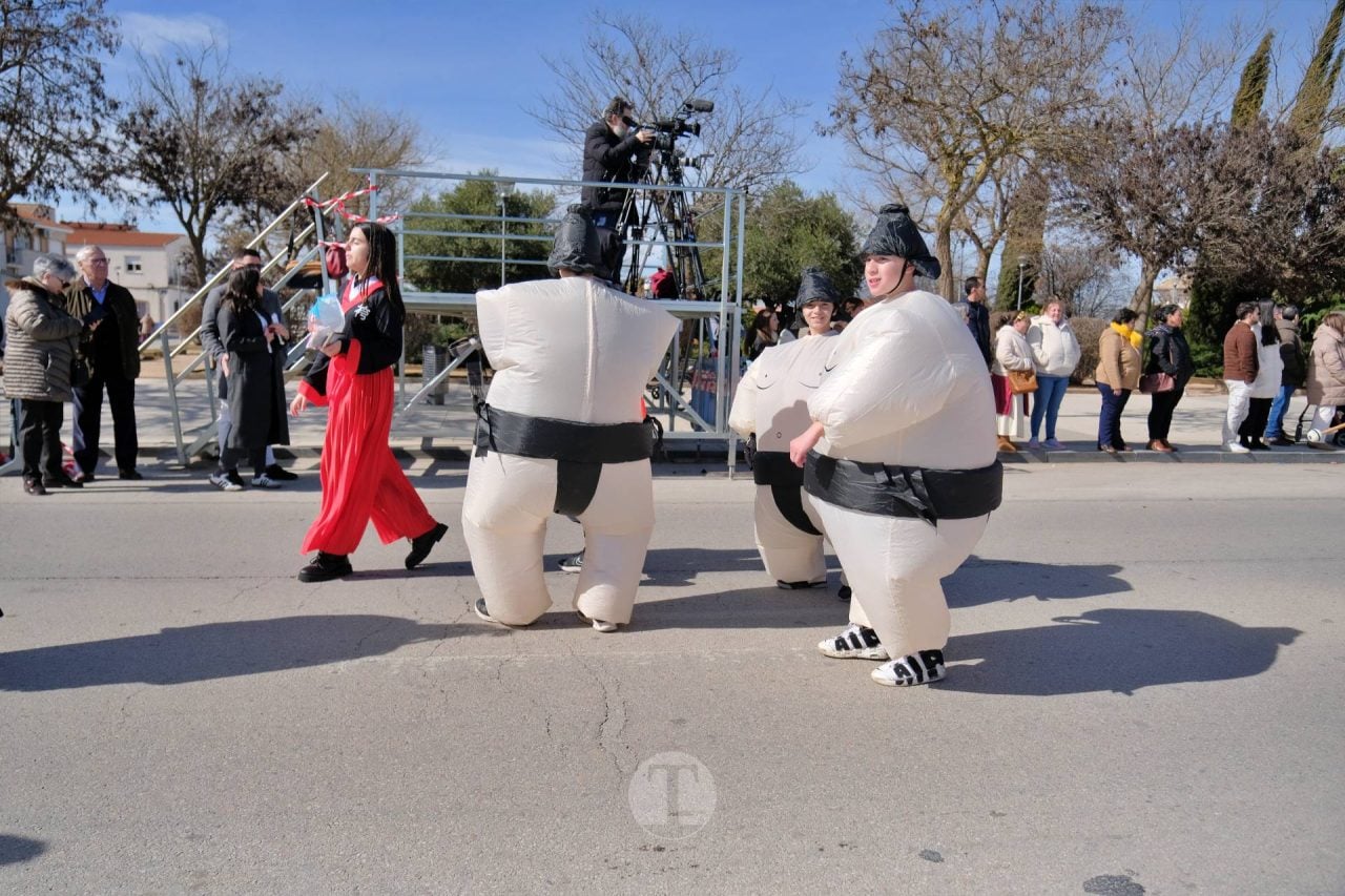 El Desfile Escolar llena de alegría y color las calles de Tomelloso