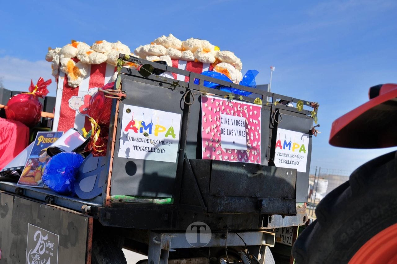 El Desfile Escolar llena de alegría y color las calles de Tomelloso