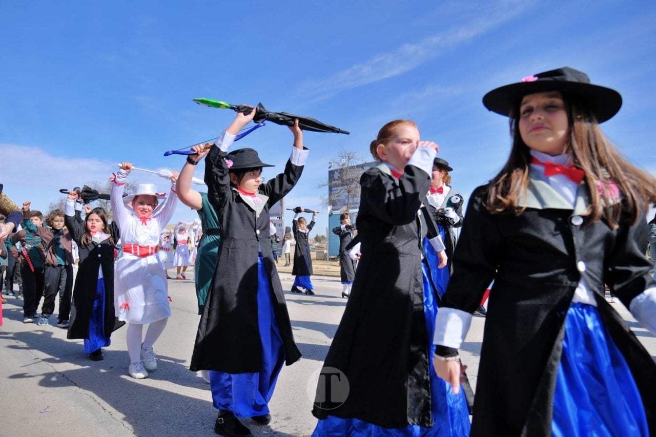 El Desfile Escolar llena de alegría y color las calles de Tomelloso
