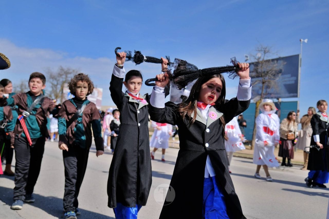 El Desfile Escolar llena de alegría y color las calles de Tomelloso