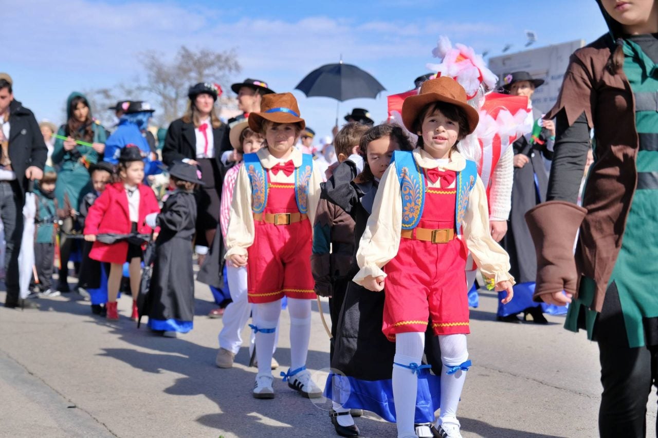 El Desfile Escolar llena de alegría y color las calles de Tomelloso