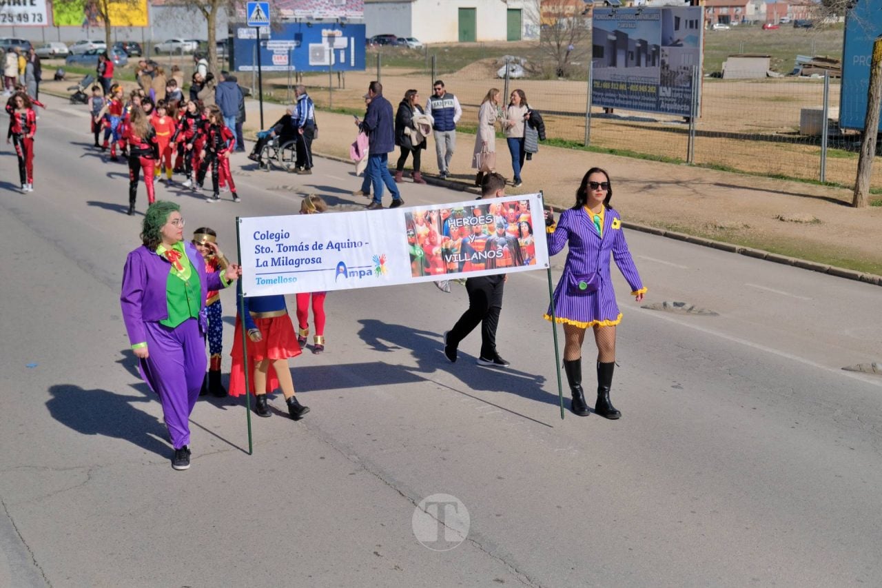 El Desfile Escolar llena de alegría y color las calles de Tomelloso